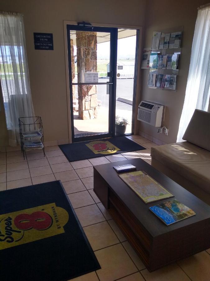 Super 8 By Wyndham Craig Hotel Екстериор снимка