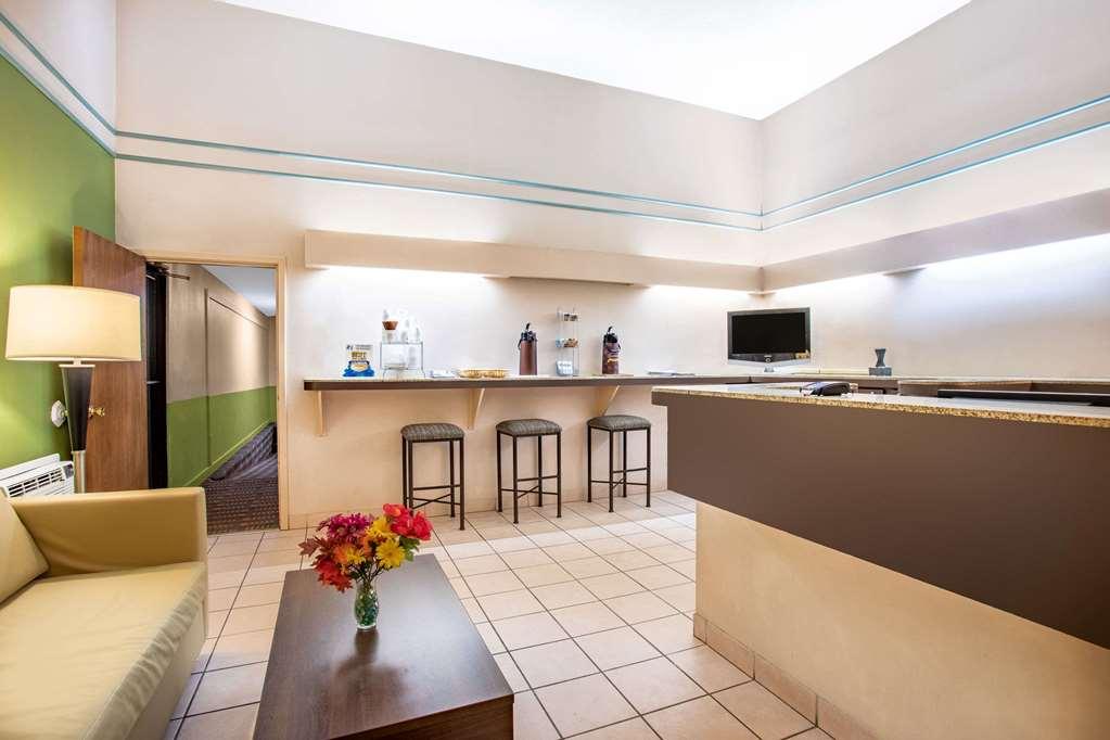 Super 8 By Wyndham Craig Hotel Интериор снимка